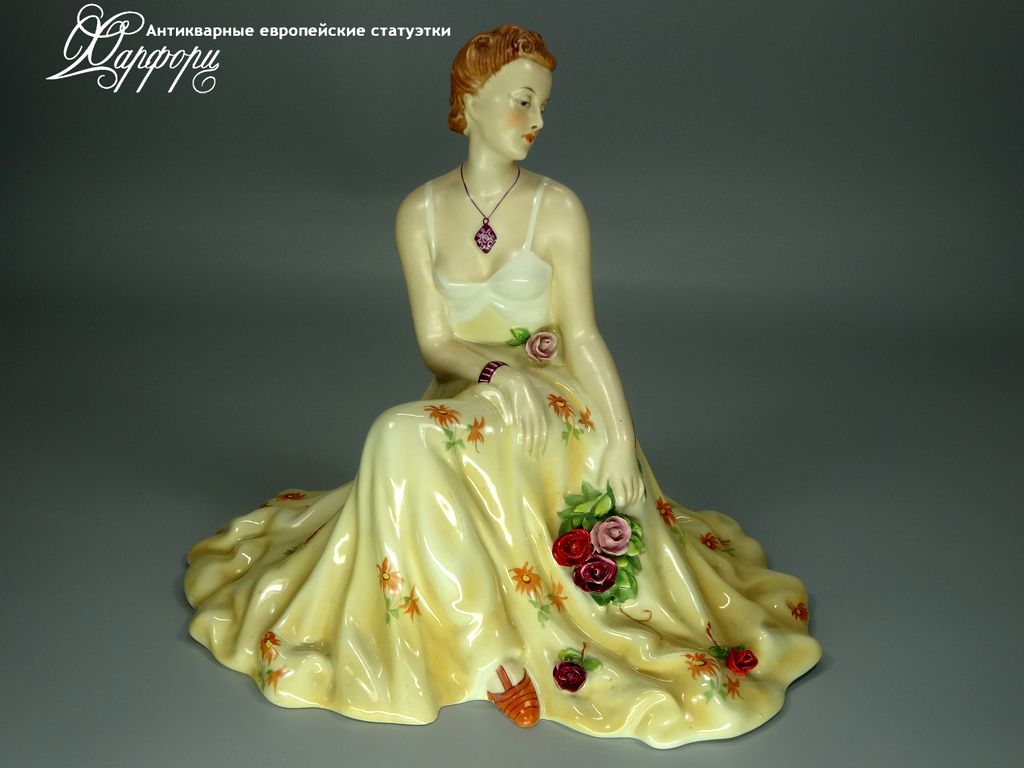 Купить фарфоровые статуэтки Royal Dux, Женщина с букетом цветов, Чехия